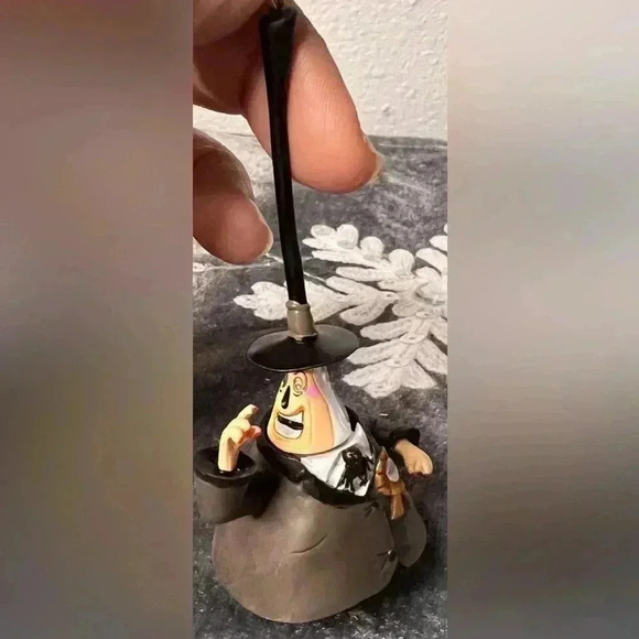 Hallmark 2010 Limited Night Before Christmas “Mayor or Halloween Town” Ornament - Picture 8 of 10